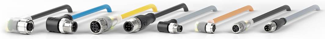 Mehrere industrielle Steckverbinder in verschiedenen Farben und Größen, angeordnet in einer Linie auf weißem Hintergrund.