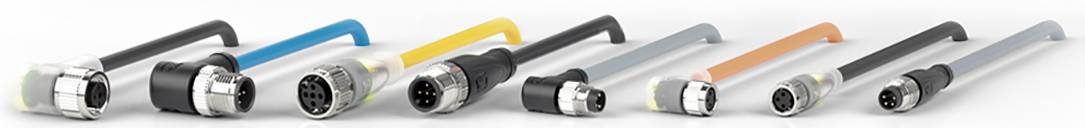 Mehrere bunte Kabelstecker mit unterschiedlichen Enden liegen nebeneinander auf einer weißen Oberfläche.