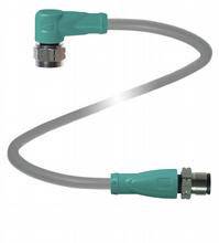 Ein grüner gewinkelter Adapter an einem flexiblen grauen Kabel, das mit einem geraden grünen Stecker endet.