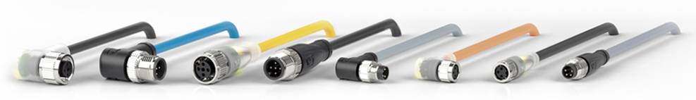 Verschiedene elektronische Steckverbinder mit farbigen Griffen liegen nebeneinander auf einer weißen Oberfläche.