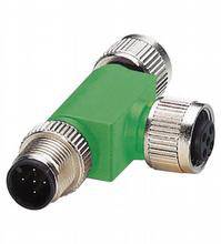 Grüner M12 T-Steckverbinder mit metallischen Schraubverschlüssen und zwei weiblichen sowie einem männlichen Anschluss.