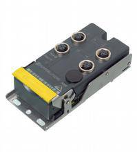 Ein schwarzes elektrisches Gerät mit vier runden Steckverbindungen und einem gelben Hebel befindet sich auf einer Montageplatte.