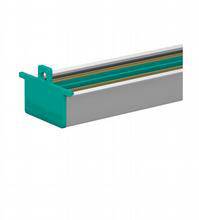 Ein graues Metallprofil mit einer grünen, flachen Endkappe; geeignet für industrielle oder bautechnische Anwendungen.