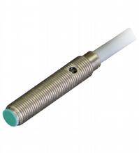 Ein zylindrischer Metallzylinder mit Gewinde, einem grünen Kopf und einem Kabel, das hinten herausragt. Möglicherweise ein Sensor.