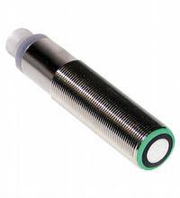 Ein zylindrischer Sensor mit einem gerippten Metallkörper und grüner Front. Geeignet für industrielle Anwendungen.
