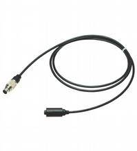 Schwarzes Verbindungskabel mit zwei Steckern an den Enden, geeignet für elektronische Geräte.