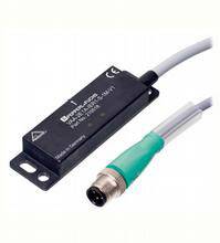 Ein rechteckiger elektrischer Sensor mit einem Kabel, das zu einem grünen Steckverbinder mit Metallkontakt führt.