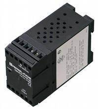 Ein schwarzes, rechteckiges elektronisches Gerät mit Anschlüssen. Text auf der Seite zeigt technische Spezifikationen und Zertifizierungen.