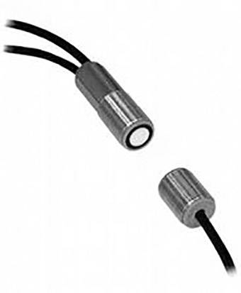Zwei zylindrische Metallteile verbunden durch ein Kabel, vermutlich ein Sensor oder Magnet, im Einsatz für technische Anwendungen.