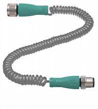 Ein grün-graues, spiralförmiges Kabel mit Anschlüssen an beiden Enden, vermutlich für elektrische oder elektronische Anwendungen.