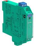 Grünes elektrisches Gerät mit blauem Anschlussblock und Beschriftungen. Teils unscharf. Modellnummer und technische Daten sind sichtbar.