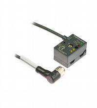 Ein rechteckiger Sensor mit Kabel und Stecker, möglicherweise für elektrische oder elektronische Anwendungen.