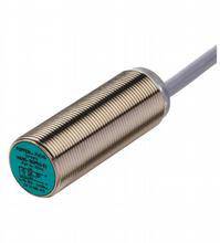 Zylindrischer, induktiver Sensor mit gerilltem Metallgehäuse und Anschlusskabel. Verwendet zur Objekterkennung in industriellen Anwendungen.
