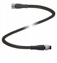 Ein schwarzes, flexibles Kabel mit metallischen Steckverbindungen an beiden Enden, dargestellt auf einem weißen Hintergrund.