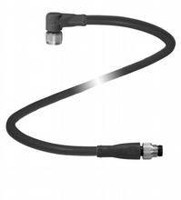 Ein schwarzer gewundener Schlauch mit Metallkupplungen an beiden Enden, einer rechtwinklig. Auf weißem Hintergrund dargestellt.