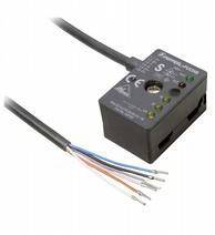 Ein Sensor mit offenliegenden Kabeln und einem schwarzen Gehäuse. Es zeigt LED-Anzeigen und Aufschriften für technische Informationen.