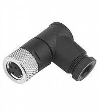 Ein schwarzer Winkeladapter mit einem silbernen geriffelten Ende, das vermutlich zur Verbindung von Kabeln oder Rohren dient.