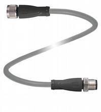 Ein graues, flexibles Kabel mit Anschlüssen an beiden Enden, geeignet für elektrische Verbindungen.