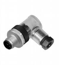 Ein transparenter, abgewinkelter Steckverbinder mit mehreren Pins und einem schwarzen Dichtungsring, geeignet für elektrische Verbindungen.