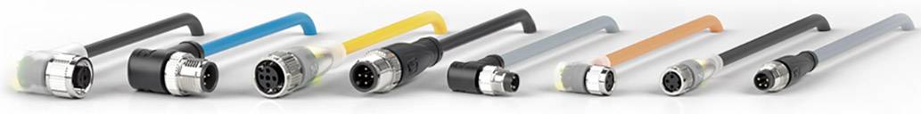 Mehrere Industriekabel mit Steckverbindungen und farbigen Markierungen in einer Reihe aufgestellt, die verschiedene Anschlussmöglichkeiten zeigen.