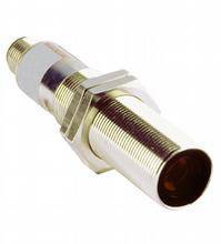 Ein zylindrischer, metallischer Sensor mit Schraubgewinde und hexagonalem Kontermutter. Verwendet zur industriellen Objekterkennung.