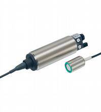 Ein zylindrischer Sensor mit Kabel zur elektronischen Erfassung von Bewegung oder Position, verwendet in industriellen Anwendungen.
