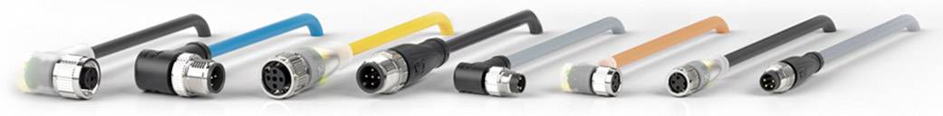 Verschiedene bunte M12-Steckverbinder mit Kabeln in einer Reihe. Sie sind unterschiedlich gefärbt und für industrielle Anwendungen geeignet.