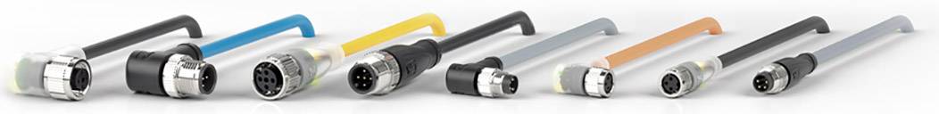 Mehrere bunte Kabel und Stecker in einer Reihe auf hellem Hintergrund.