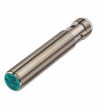 Zylindrischer Sensor mit geripptem Metallgehäuse, grünem Aufkleber an einem Ende, eventuell zur Erkennung von Objekten in industriellen Anwendungen.