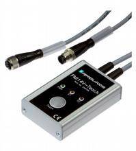 Ein graues elektronisches Gerät mit zwei angeschlossenen Kabeln. Aufschrift auf dem Gerät: 'PM-1 V4.7 tech'. Indikatoren und ein Knopf sind sichtbar.