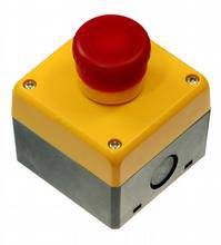 Ein roter Not-Aus-Schalter auf einem gelben Rechteckgehäuse, verwendet zur schnellen Abschaltung in Notfällen.