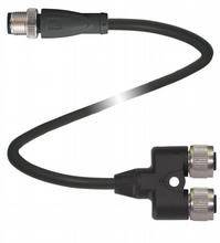 Schwarzes Y-förmiges Kabel mit drei Steckverbindern, zwei an einem Ende und einer am anderen, zur Verbindung elektronischer Geräte.