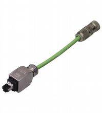 Ein grünes Kabel mit Steckern an beiden Enden, geeignet für Netzwerkanwendungen oder Datenübertragung in IT-Umgebungen.