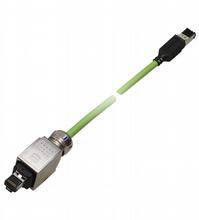 Industrielles Ethernet-Kabel mit RJ45-Stecker und Schutzgehäuse, geeignet für raue Umgebungen und zuverlässige Datenübertragung.