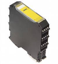 Ein schwarzes industrielles Relais mit gelbem Etikett, mehreren Anschlüssen an der Seite, verwendet in elektrischen Steuerungssystemen.