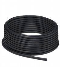 Eine Rolle aus schwarzem Kabel, eng gewickelt und in kreisförmiger Form, auf einem weißen Hintergrund platziert.