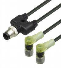 Ein schwarzes Kabel mit einem Metallstecker und zwei gelben Anschlüssen auf weißem Hintergrund.