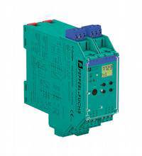 Ein grüner elektrischer Baustein mit blauen Anschlüssen und schwarzen Schaltern von Pepperl+Fuchs, geeignet für Industrieanwendungen.