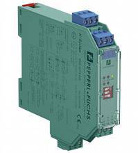 Kompaktes grünes elektrisches Bauteil von Pepperl+Fuchs mit blauen Anschlüssen und rotem Schalter, geeignet für industrielle Anwendungen.