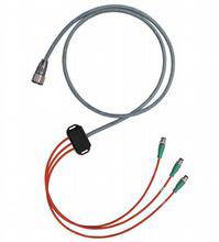 Ein graues Kabel teilt sich in drei rote Kabel, die mit grünen Steckern enden.