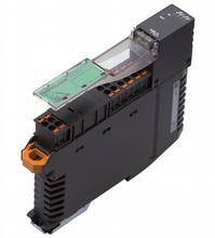 Ein elektronisches Modul mit schwarzem Gehäuse und orangenem Steckplatz. Es dient zur Steuerung elektrischer Schaltungen.