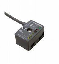 Ein kleiner schwarzer elektronischer Sensor mit LEDs, Kabelausgang und Beschriftungen, geeignet zur Überwachung von Maschinen oder Geräten.