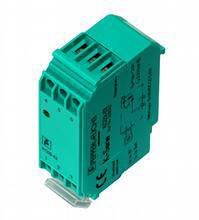 Ein grünes elektrisches Modul mit mehreren Anschlüssen und technischen Markierungen, verwendet für industrielle Anwendungen.