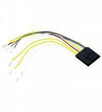 Ein Auto-Stereo-Adapterkabel mit mehreren farbigen Drähten und einem schwarzen Stecker am Ende.