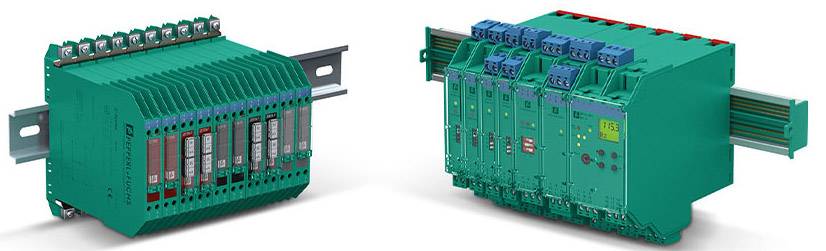 Zwei industrielle Schutzgeräte auf DIN-Schienen. Links: Mehrere Steckplätze, grüne Abdeckung. Rechts: Mehrere Module, grün und blau.