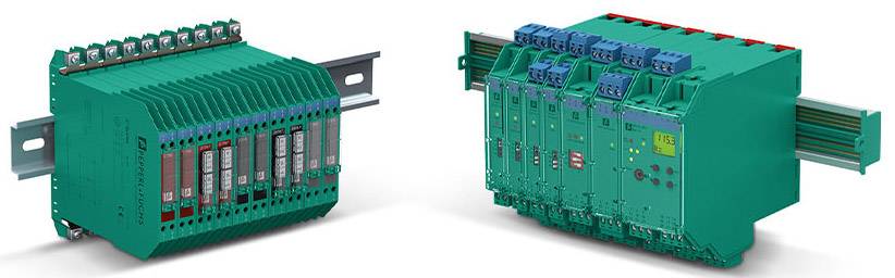Zwei grüne modulare Industriekomponenten auf Hutschienen, die zur Steuerung in automatisierten Systemen verwendet werden.