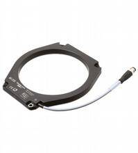 Rundes, schwarzes technisches Gerät mit eingelegtem Metallring und Kabel. Geeignet für industrielle Anwendungen oder spezielle Montage.