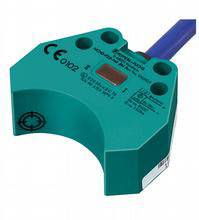 Ein rechteckiger, grüner Sensor mit blauen Kabeln. Aufdrucke: 'CE', '102', und andere technische Informationen.
