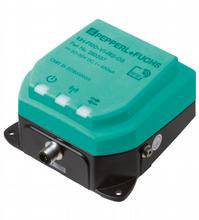 Ein grüner Sensor von Pepperl+Fuchs zur Positionserkennung in industriellen Anwendungen, mit drei Tasten und einer Steckverbindung.