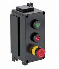 Ein schwarzes Bedienfeld mit drei Tasten: eine grüne 'Ein', eine rote 'Stopp' und eine gelbe 'Not-Aus'.